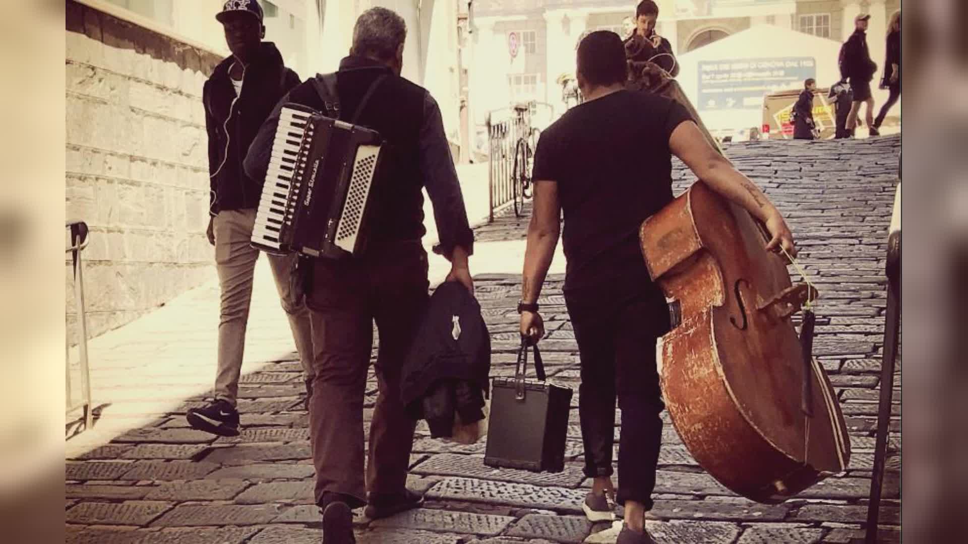 Genova: protesta degli artisti di strada in consiglio comunale