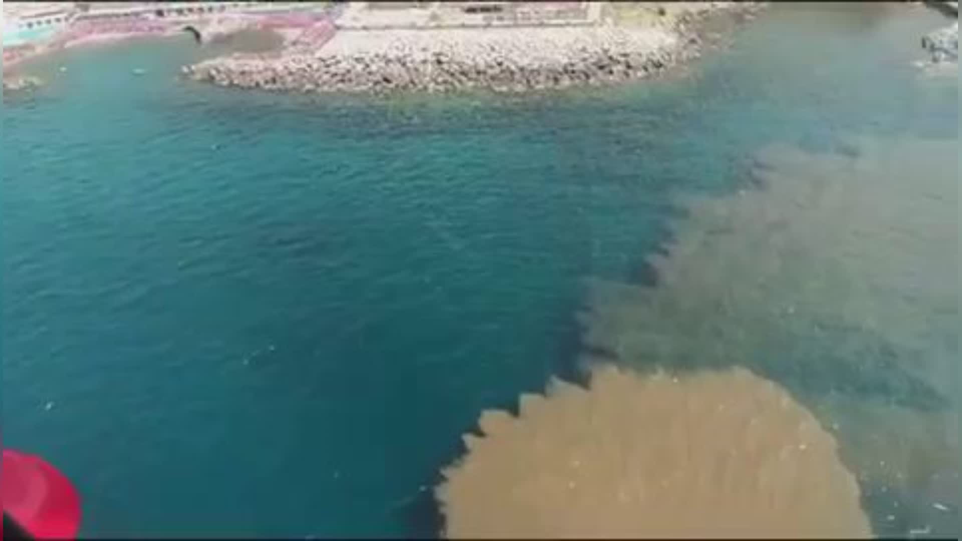 Genova: esplode tubatura depuratore Quinto, balneazione vietata, tecnici Iren e polizia ambientale al lavoro per riparare il guasto (VIDEO)