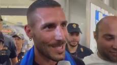 Sampdoria: tutti pazzi per Tutino, bagno di folla all'aeroporto. "Quanto entusiasmo, volevo la Samp, non vedo l'ora di cominciare" (VIDEO)