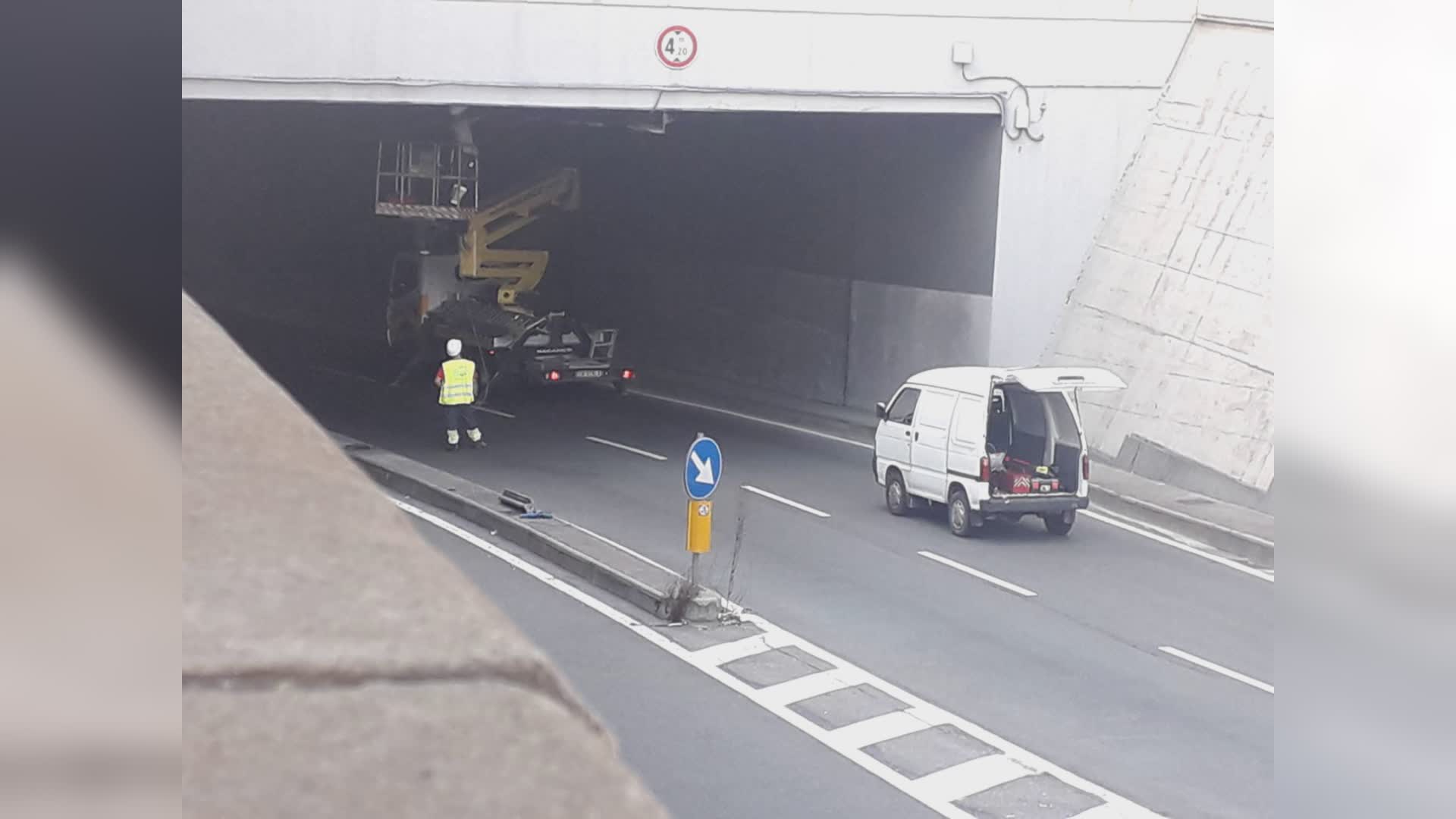 Genova, incidente nel sottopasso di Caricamento: muore motociclista di 30 anni