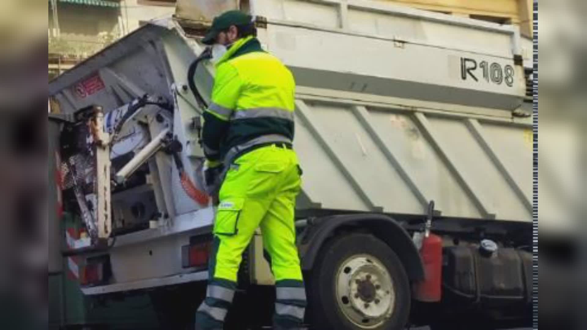 Genova: colpo di calore, autista Amiu perde controllo mezzo in San Vincenzo, centra vetrina e investe due passanti