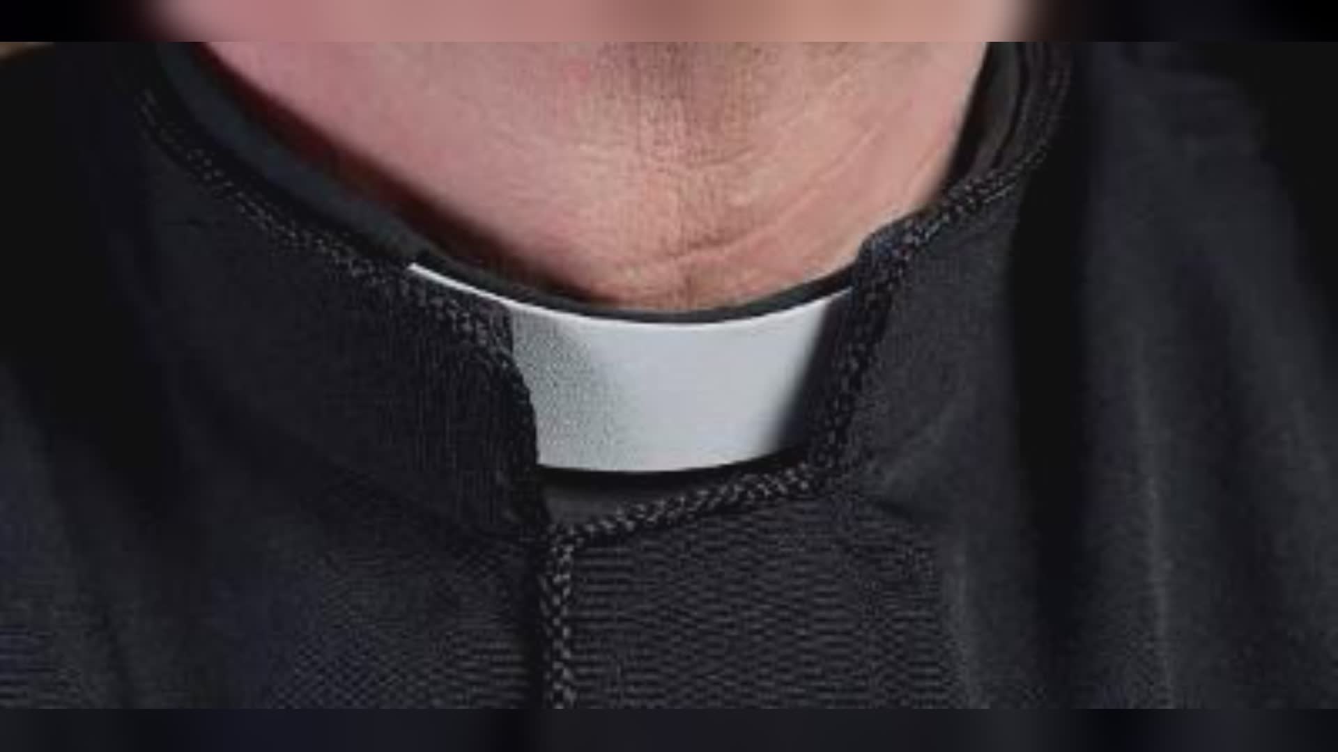 Genova, arrestato prete per abusi su minori in cambio di regali