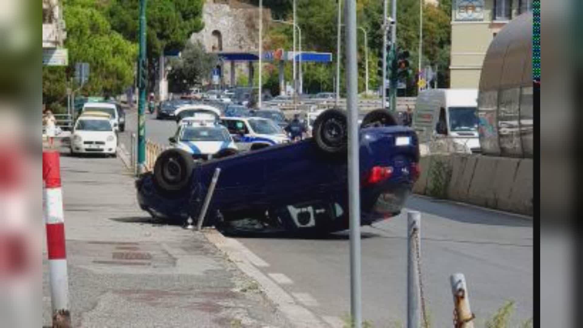 Genova: auto si ribalta in corso Europa, disagi al traffico