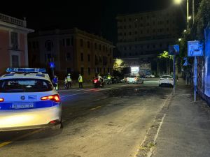 Genova: bus in fiamme in via Pozzo, rogo spento dai Vigili del Fuoco