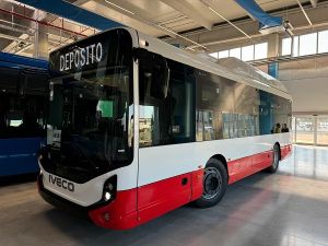 Bari: pronti i primi 23 bus elettrici finanziati con il PNRR. Entro il 2025 in arrivo 135