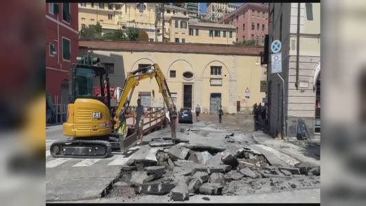 Genova: salta condotta idrica a San Teodoro, senz'acqua anche i bar del centro