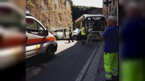 Genova, scontro frontale macchina-autobus in via Borgoratti: strada riaperta al transito