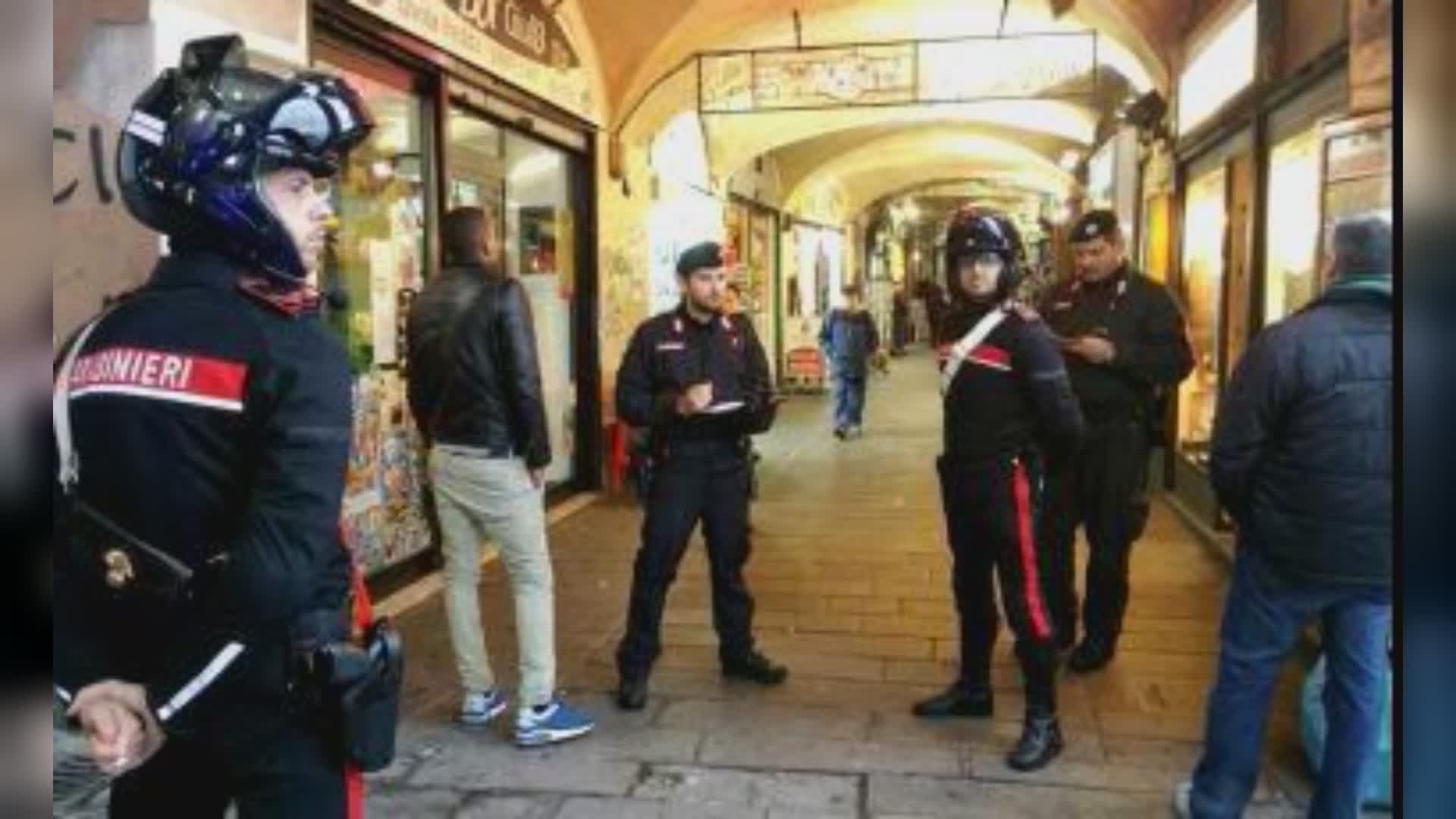 Genova, uomo accoltellato a Sottoripa: violenza tra spacciatori a due passi dal Porto Antico