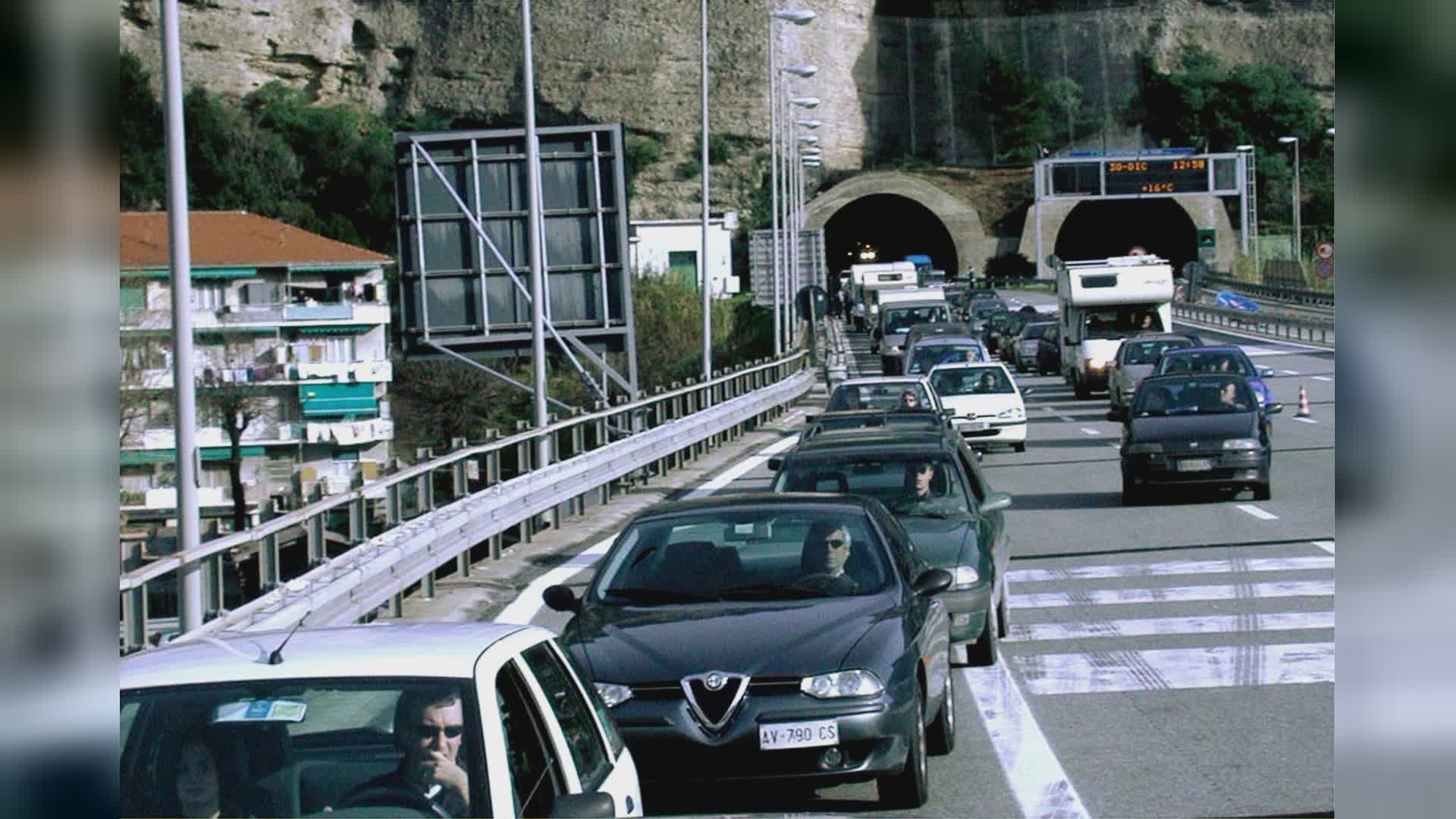 Ventimiglia, scatta l'esodo di Ferragosto: 4 km di coda in A10 verso il confine di Stato