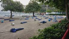 Maltempo Liguria, tromba d'aria sulle spiagge spezzine: il vento ribalta sdraio e ombrelloni (VIDEO)