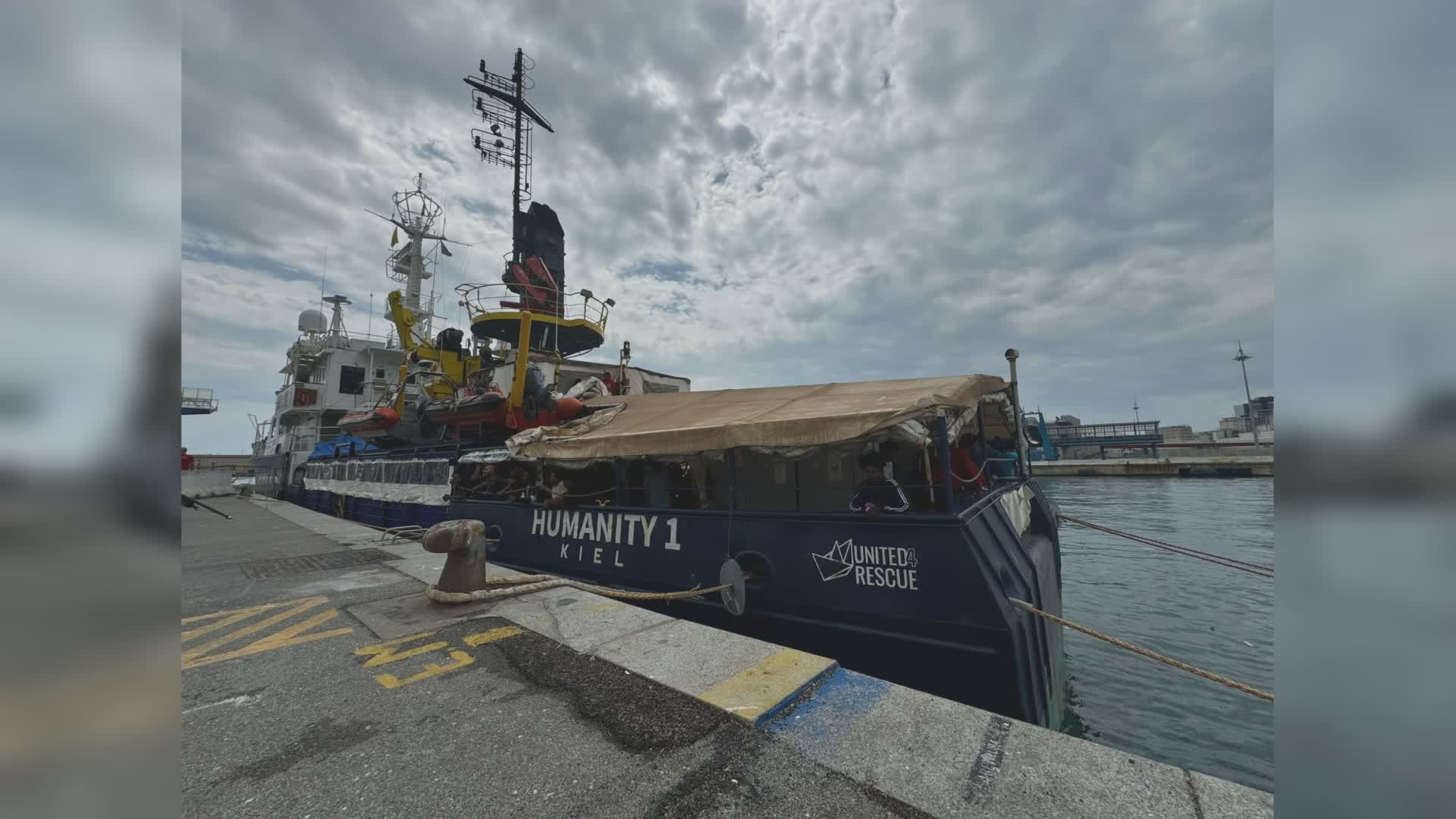 Genova, la nave Humanity1 sbarca in porto: a bordo 199 migranti, 60 rimarranno in Liguria