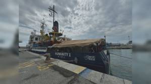 Genova, la nave Humanity1 sbarca in porto: a bordo 199 migranti, 60 rimarranno in Liguria