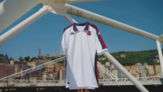 Genoa, ecco la maglia da trasferta: torna lo stemma del "Gallinaccio"