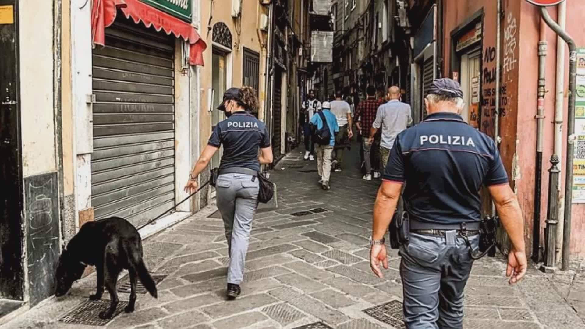 Genova, lanciava pietre contro le finestre del palazzo della ex fidanzata: arrestato