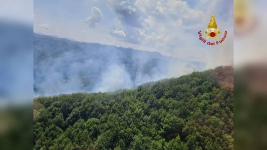 Valbrevenna, vasto incendio in località Carsi: canadair in azione