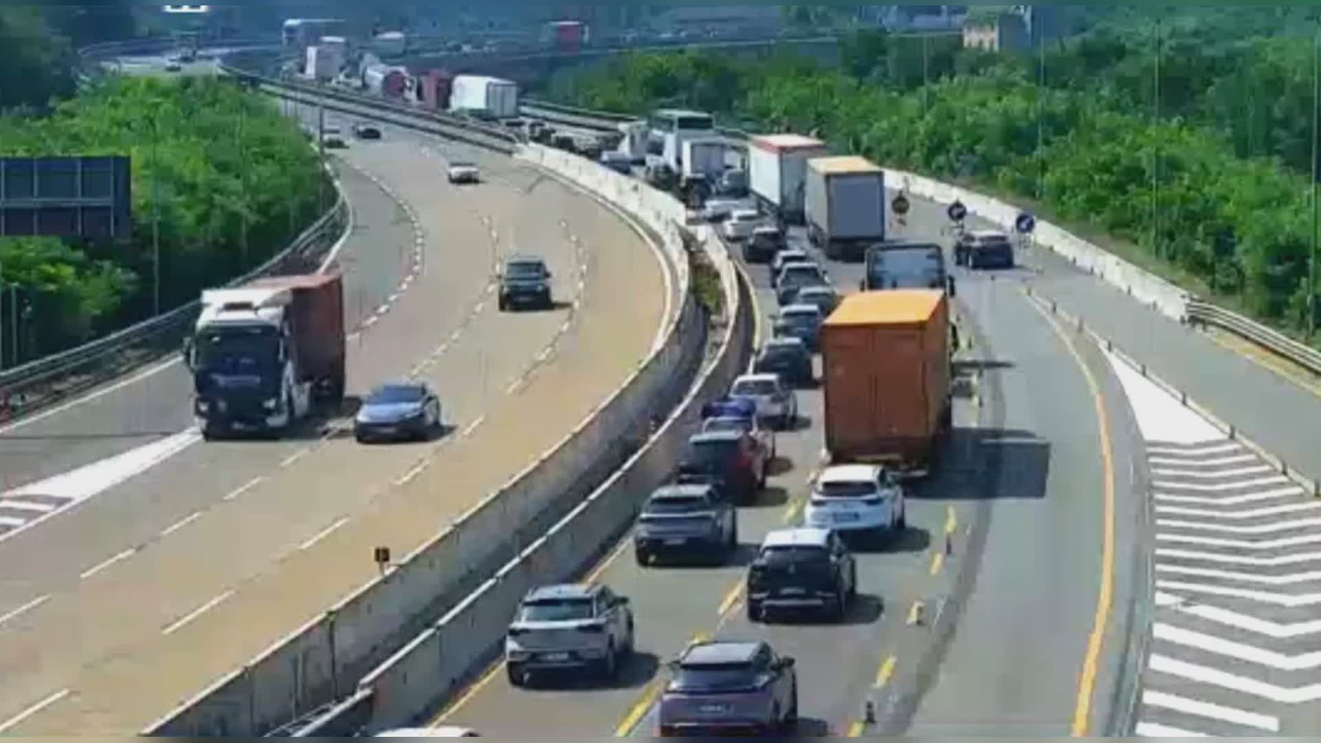 Autostrade Liguria, maxi tamponamento in A26 e lunghe code verso Genova. Traffico anche in A10 e A7