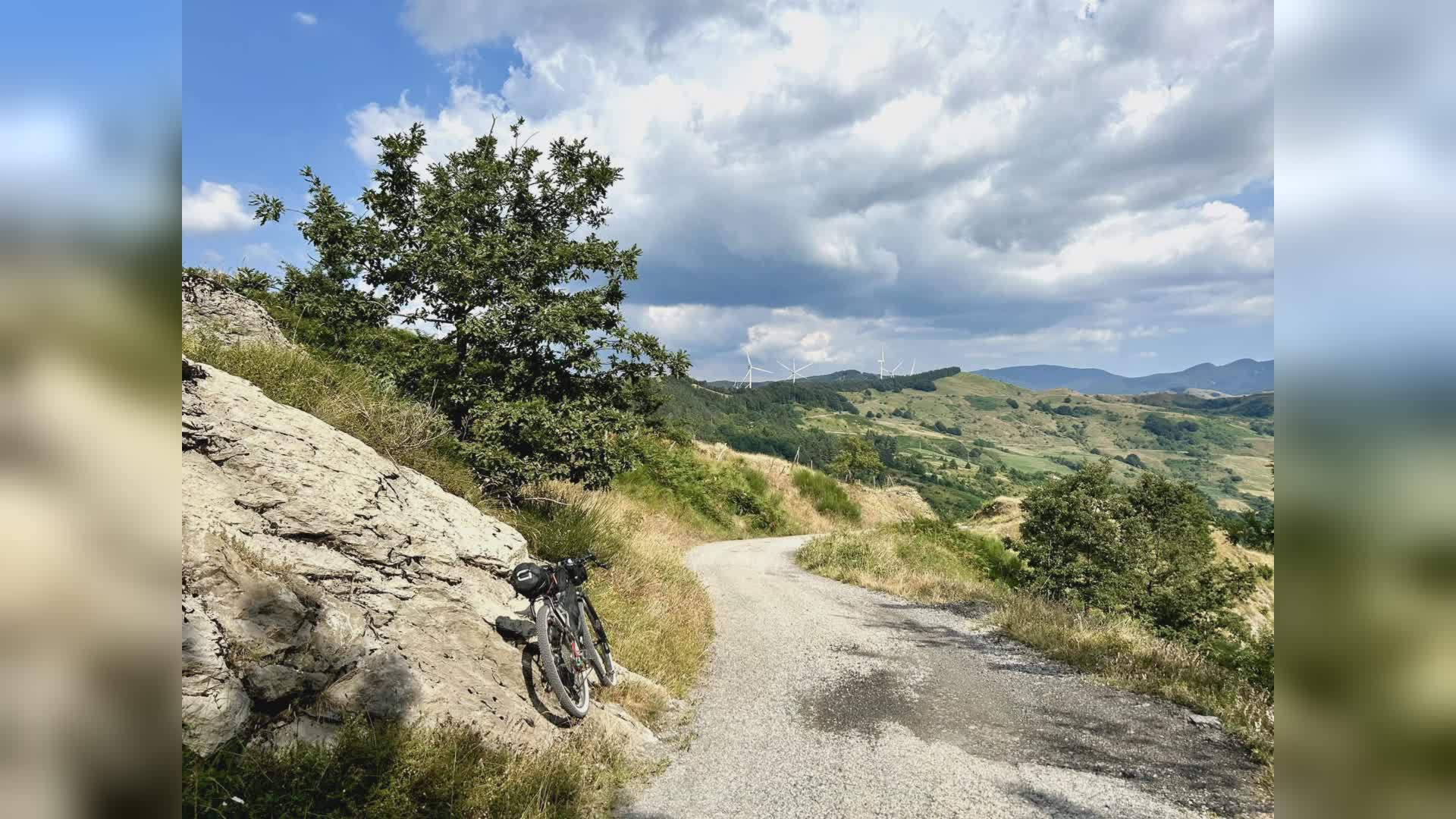 La Spezia, scontro auto-moto sul passo Centocroci: centauro in gravi condizioni