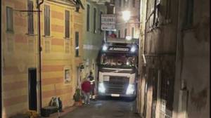 Liguria, nella notte due tir incastrati sulle strade provinciali: il problema sono le chiusure autostradali notturne