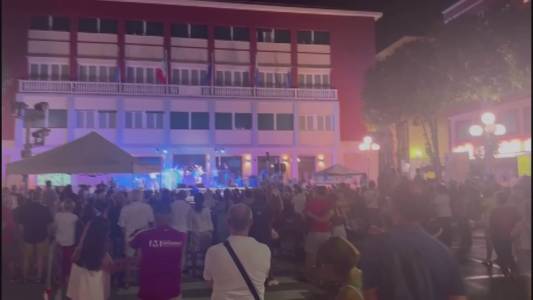 Recco, Note in Blu, una serata di sensibilizzazione per l'autismo: piazza gremita, musica e balli per solidarietà