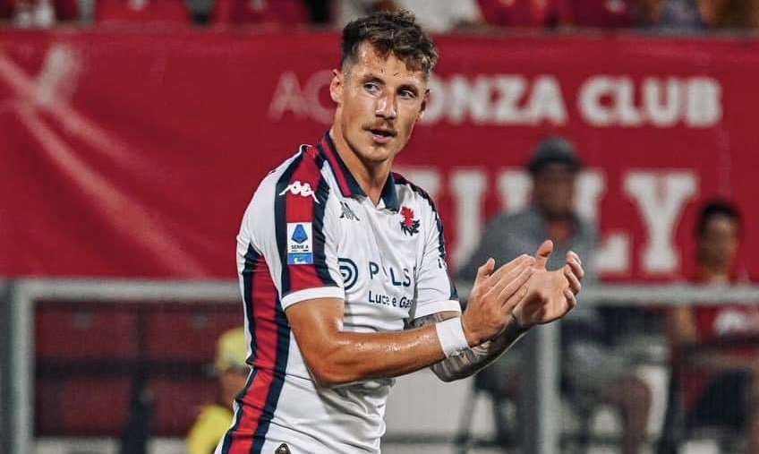 Genoa, super Pinamonti porta in vetta i rossoblu': Monza battuto 0 - 1