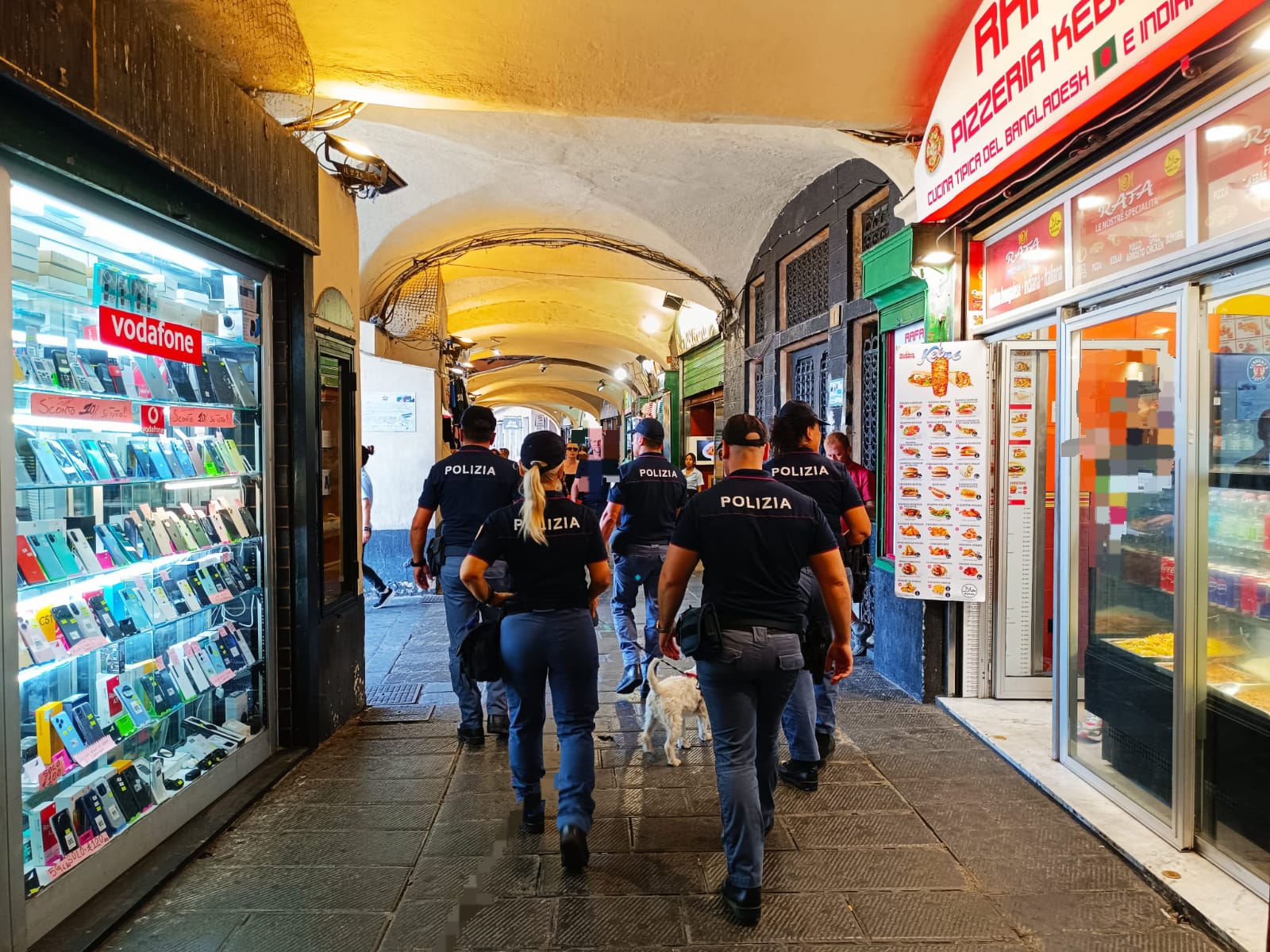 Genova, maxi controlli a Caricamento e nei vicoli dopo le risse: 7 negozi ispezionati, identificate 60 persone