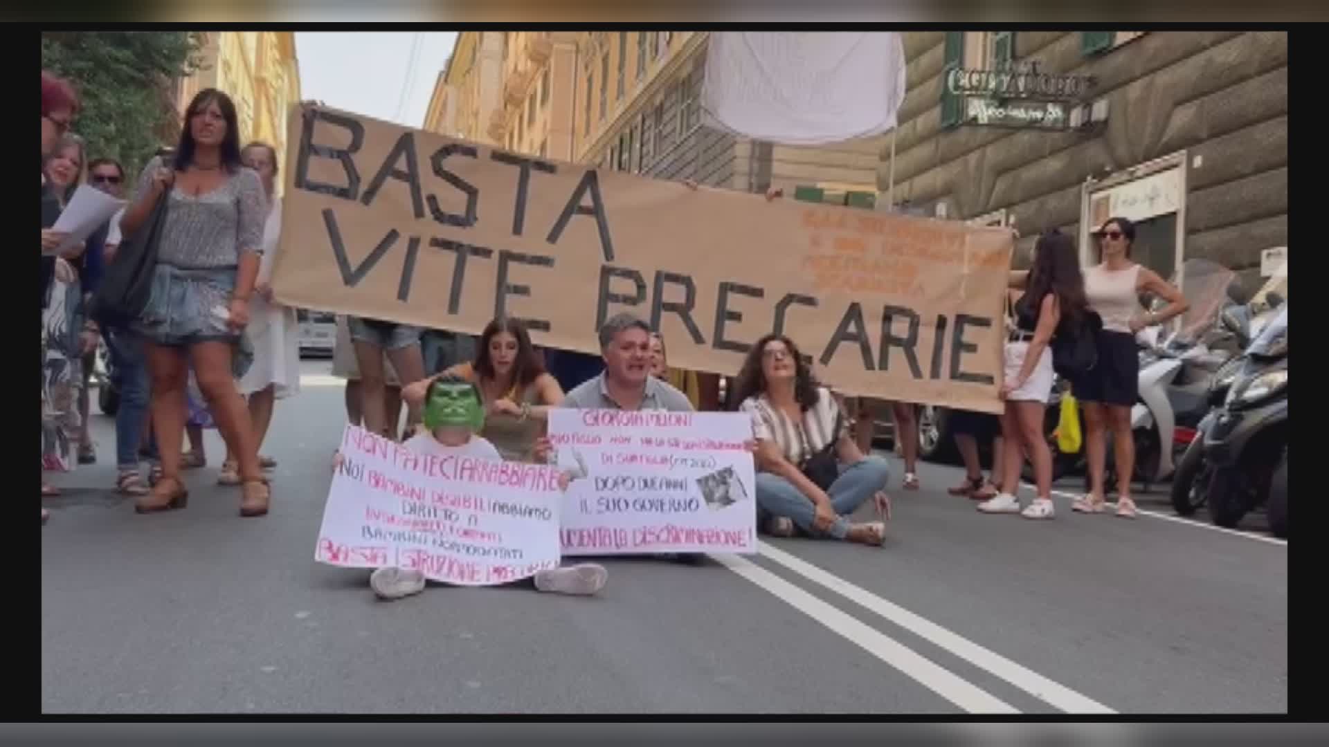 Genova, presidio di insegnanti di sostegno e genitori: "Pretendiamo continuità scolastica per il bene di tutti"