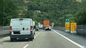 Incidente sulla autostrada A7: morto il conducente di un furgone, ferito un operaio