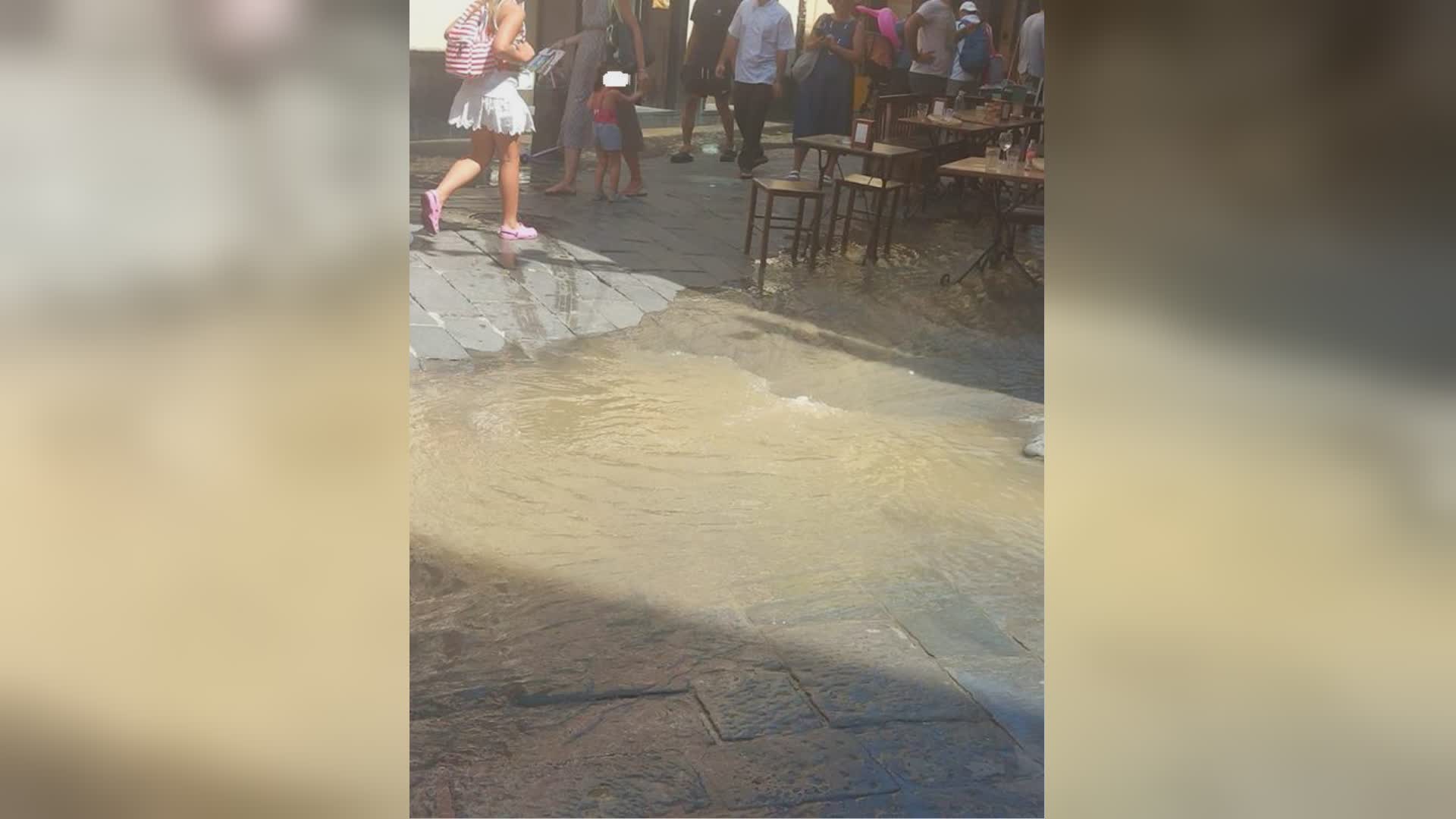 Sestri Levante, salta conduttura idrica in via XXV Aprile: cittadini, turisti e negozianti senza acqua potabile. Ripristino non prima di mezzanotte