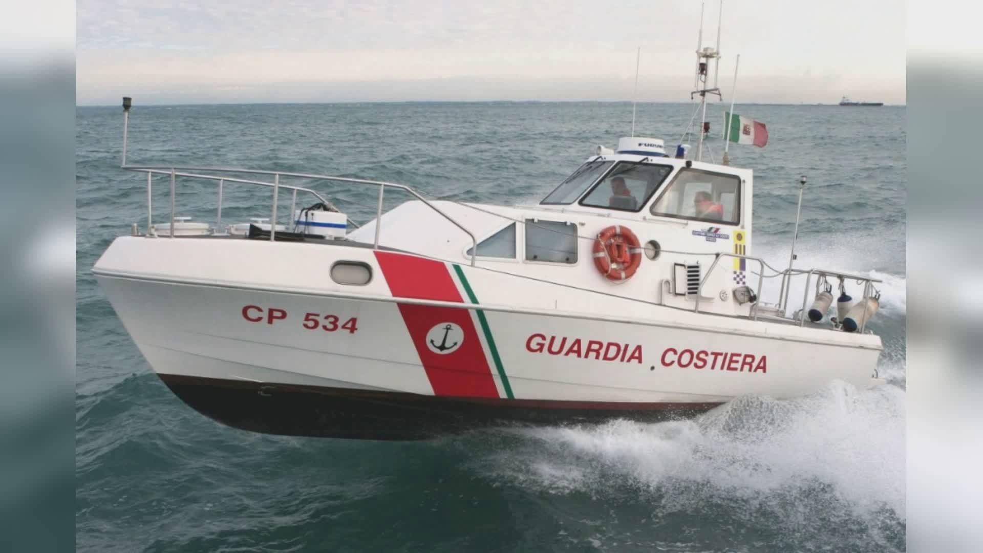 La Spezia, catamarano si capovolge al largo delle Cinque Terre: Guardia Costiera recupera turista francese