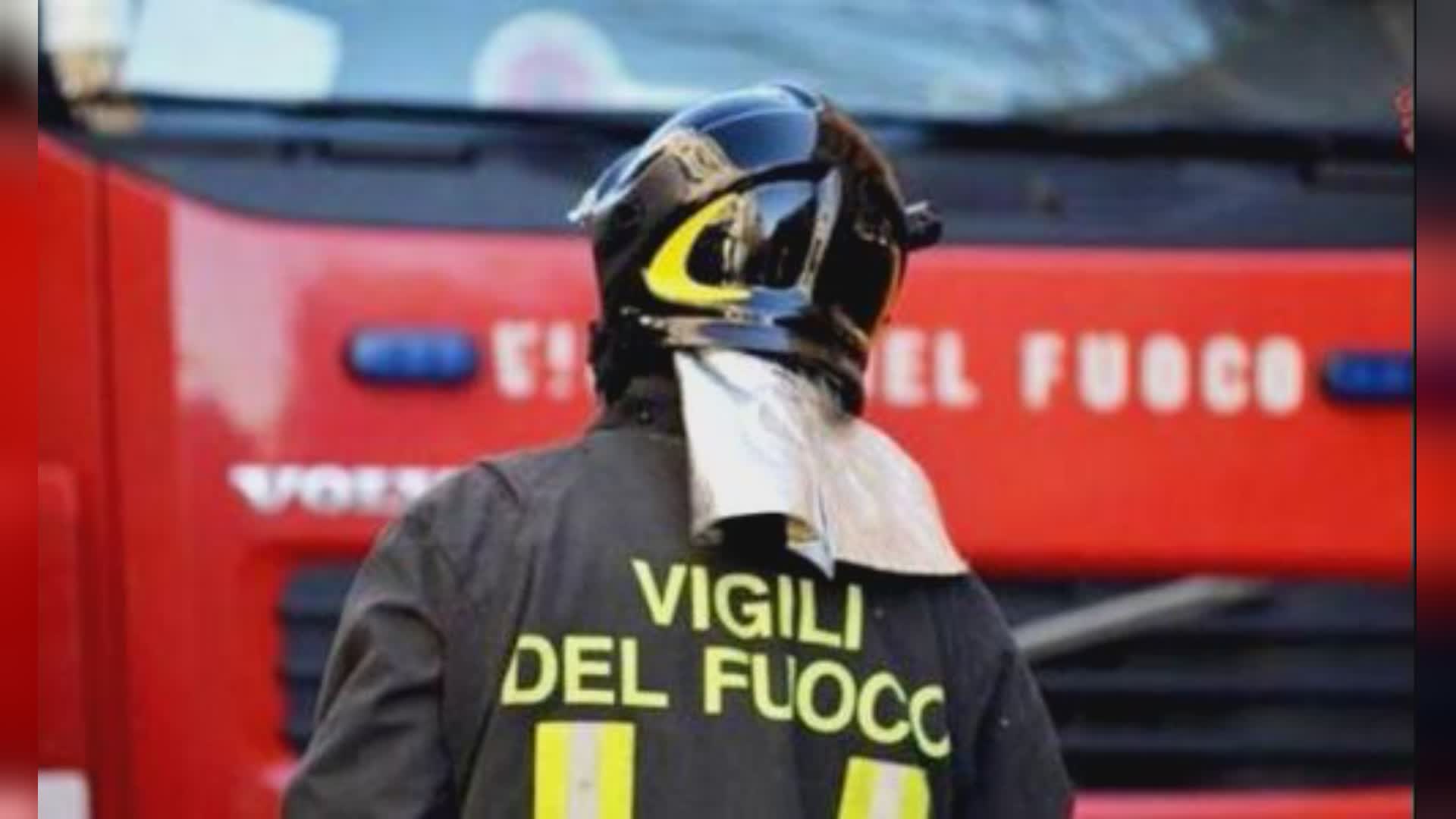 La Spezia, auto a gpl prende fuoco a uno stop: autista illeso