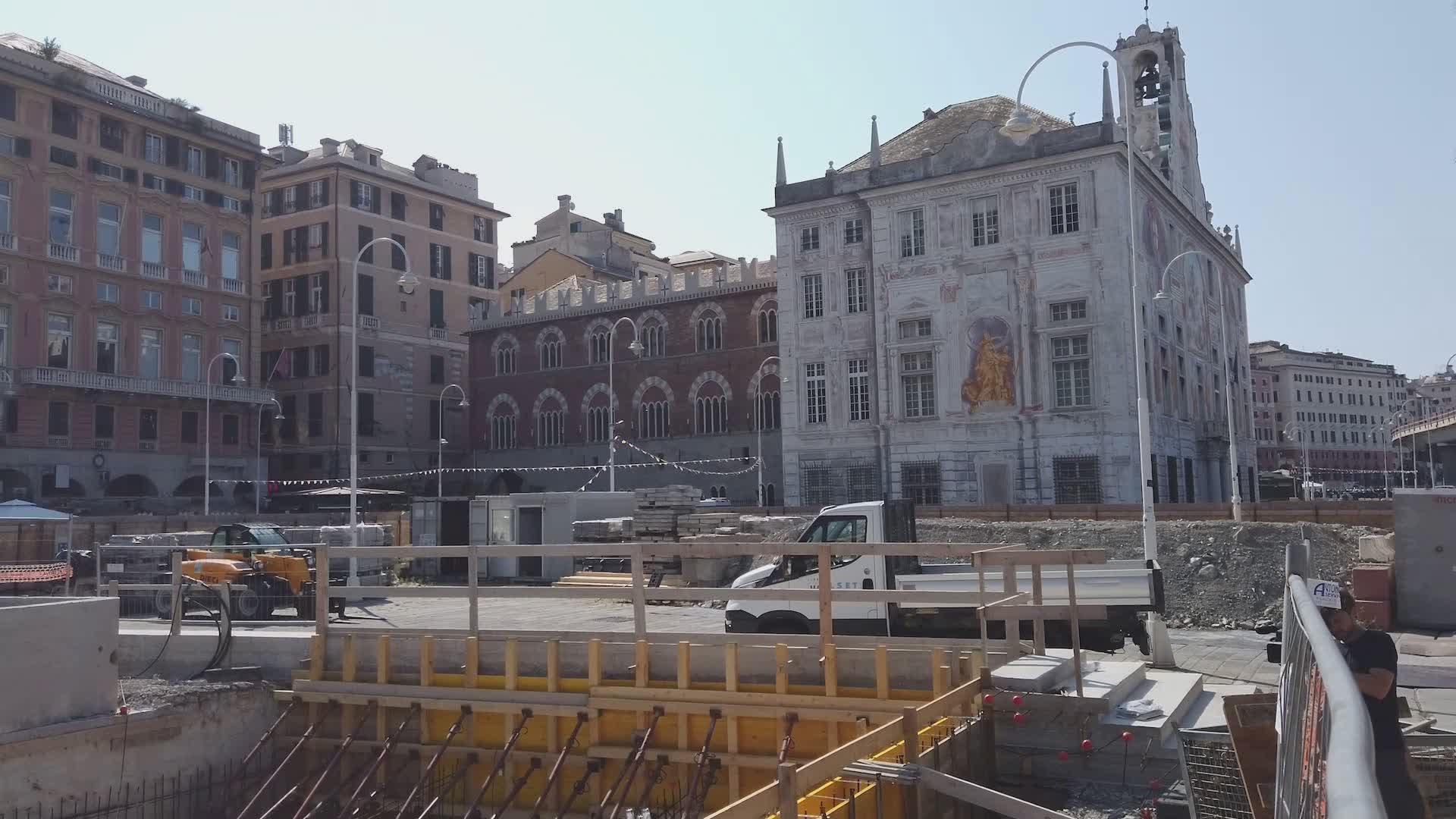 Genova, il nuovo volto di piazza Caricamento: alberi sì, panchine no