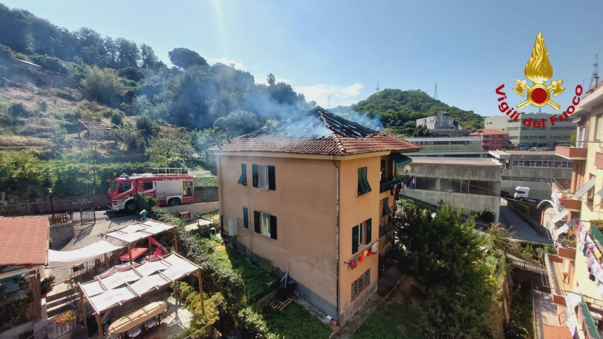 Genova, incendio in appartamento di via Borzoli: intero palazzo evacuato