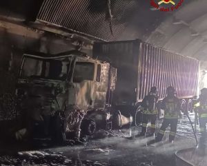 Genova Ovest, tir prende fuoco all'uscita del casello: traffico bloccato fino alle 17