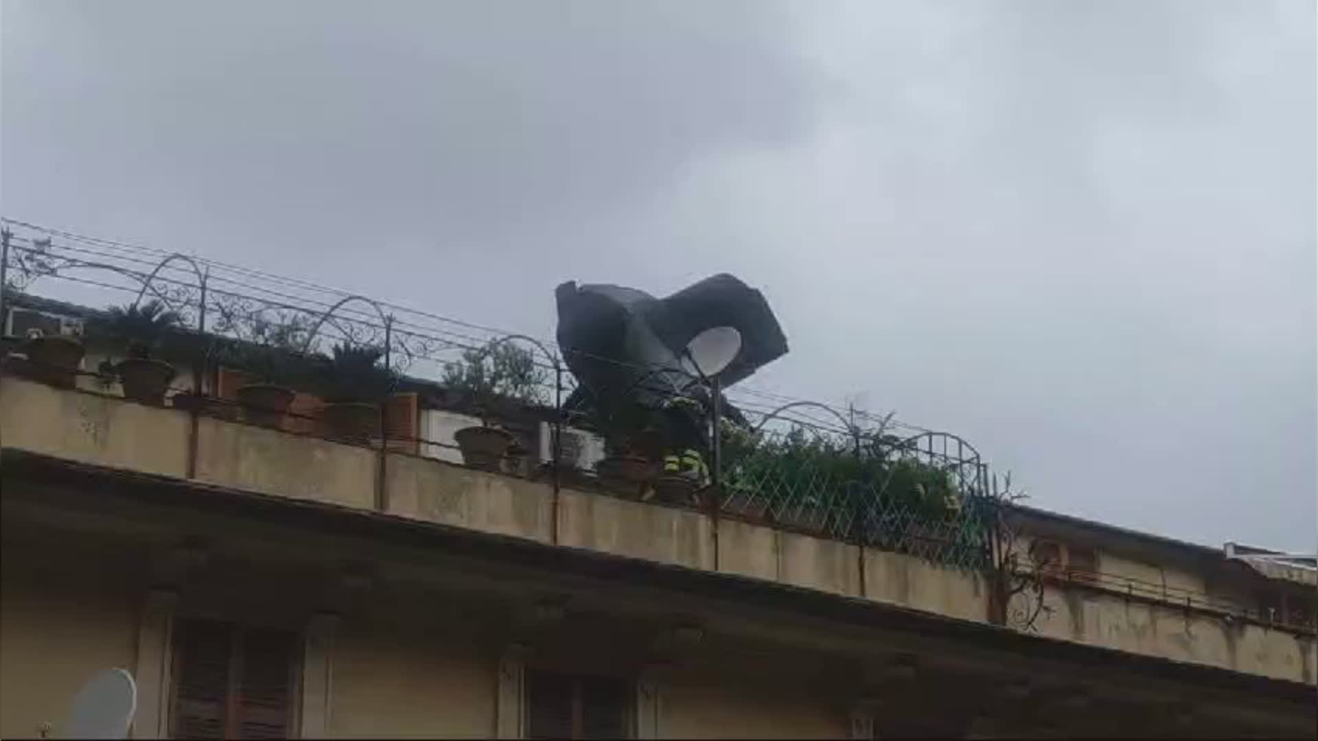 Maltempo Genova, vigili del fuoco al lavoro in via Pareto per un tetto scoperchiato
