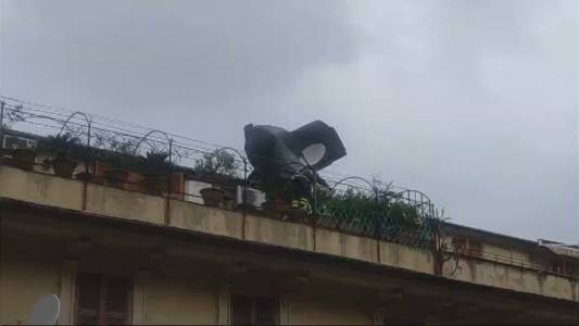 Maltempo Genova, vigili del fuoco al lavoro in via Pareto per un tetto scoperchiato