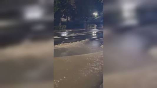 La Spezia, tubo rotto e strada sprofondata: viale Italia allagato e traffico deviato