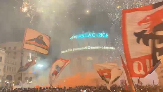 Il Genoa festeggia i 131 anni: migliaia di tifosi e fuochi d'artificio in piazza De Ferrari (VIDEO)