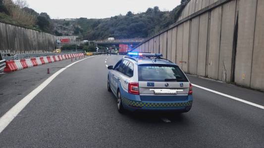 Genova, auto carambola contro il guard rail in A10: due feriti