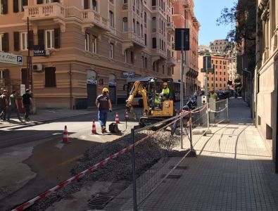 Genova: esplosa tubatura in via Macaggi, strada allagata (VIDEO)