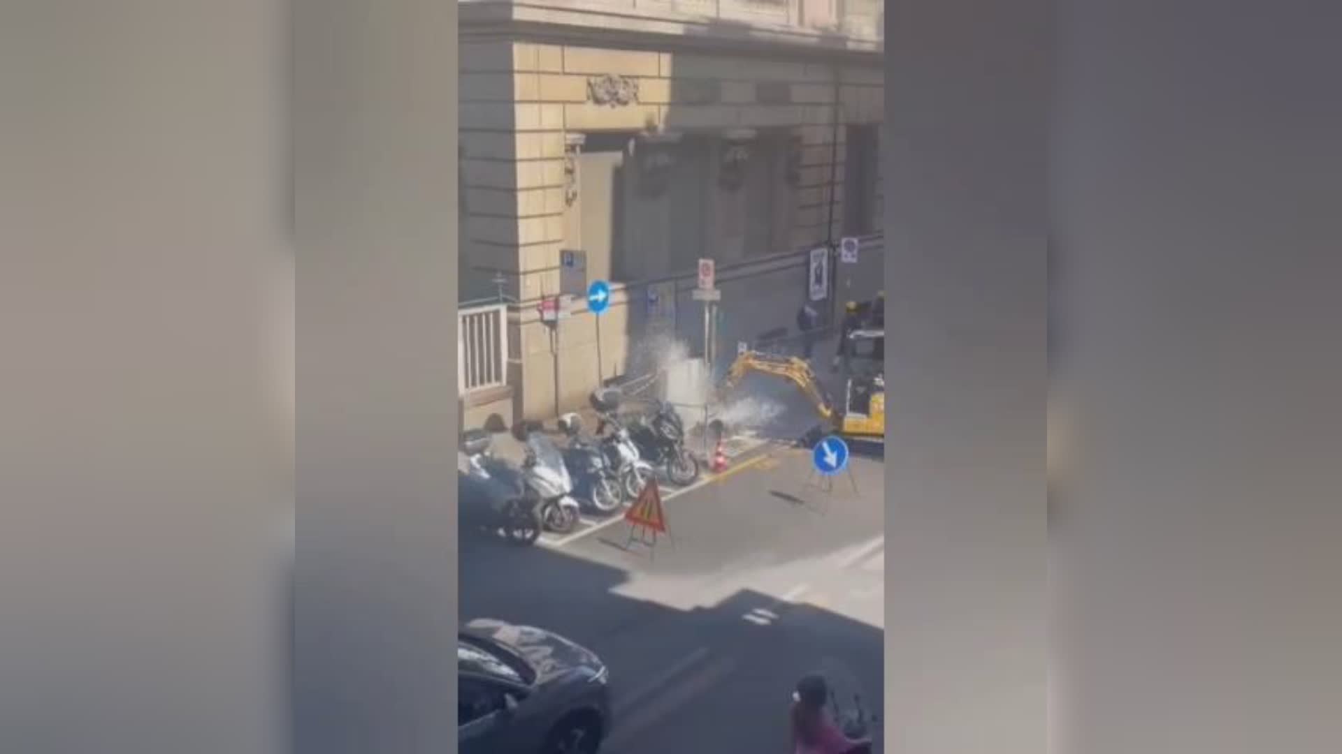 Genova: esplosa tubatura in via Macaggi, strada allagata (VIDEO)