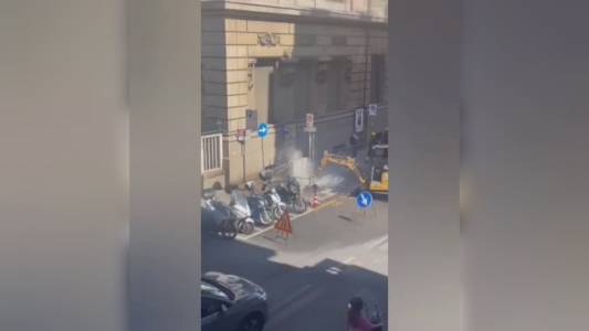 Genova: esplosa tubatura in via Macaggi, strada allagata (VIDEO)