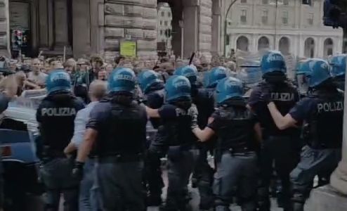 Regionali, tensioni al presidio antifascista contro il comizio di Fiore per FN. Volano bottiglie, scontri con la polizia (VIDEO)