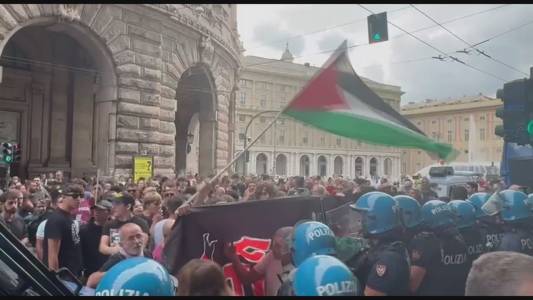 Genova, tensioni per il comizio di estrema destra, ‘antifascisti’ assaltano la polizia