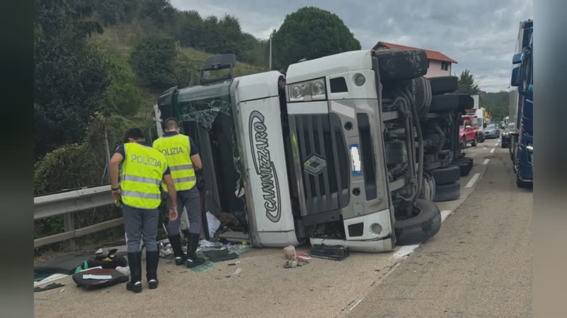 Genova, tir ribaltato in A7: grave autista