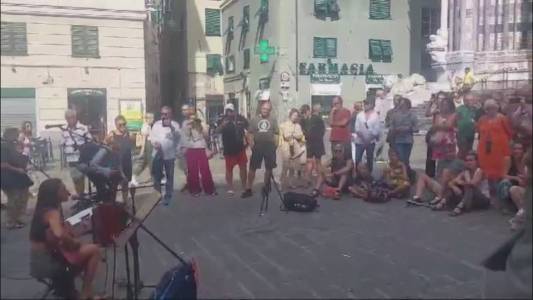 Genova, musica e solidarietà: cantautori e buskers in piazza insieme