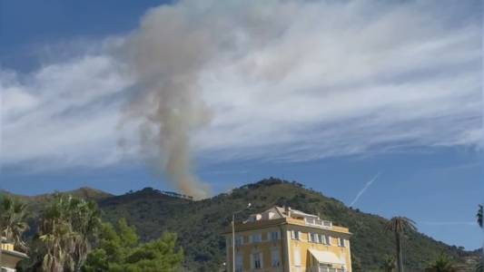 Genova: incendio su Monte Moro, in azione Vigili del Fuoco e volontari