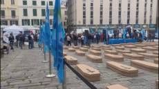 Morti sul lavoro, la Uil porta 127 bare di cartone in piazza Matteotti a Genova