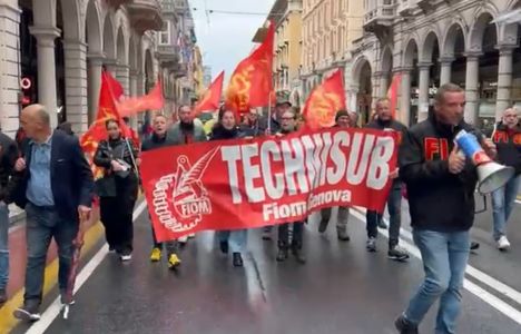 Genova, crisi Technisub: lavoratori in corteo a De Ferrari, incontro con il sindaco Bucci