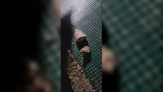 Genova, porzione di cemento cade dal viadotto nel giardino di una casa in via Gavette