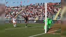 Genoa, com'è triste Venezia: battuto 2-0, infortunio choc a Malinovskyi, inutile prodezza di Gollini su rigore di Pohjanpalo